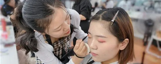 想学化妆如何填高考志愿
