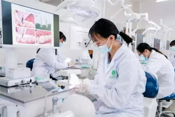 口腔医学公办大专学校如何选择?培养实用型人才的优选路径